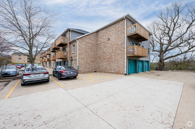 Photo - 420 S Chauncey Avenue Apartments