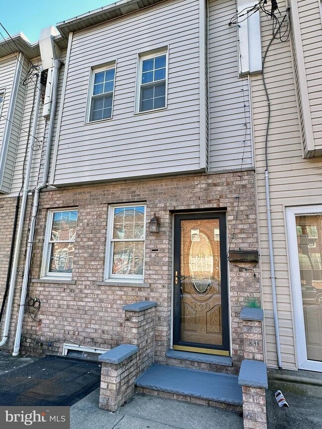 Building Photo - 338 E Snyder Ave
