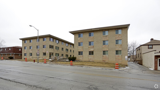 Building Photo - 1422 S. 92nd Apartments