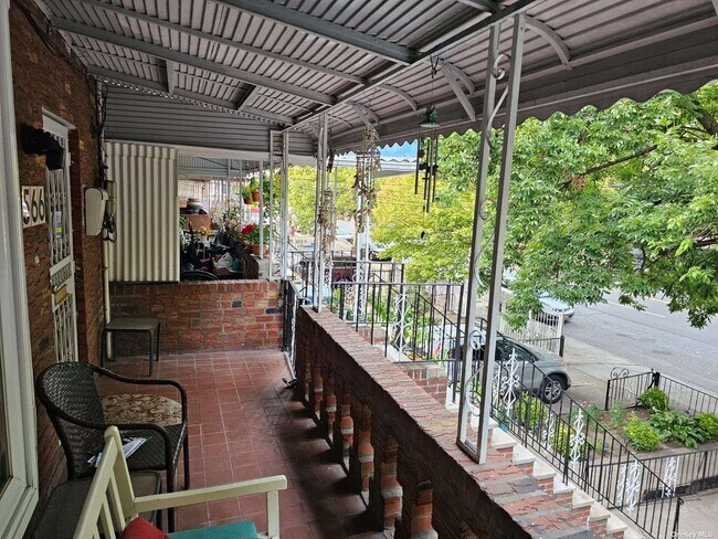 Foto del edificio - 566 E 80th St