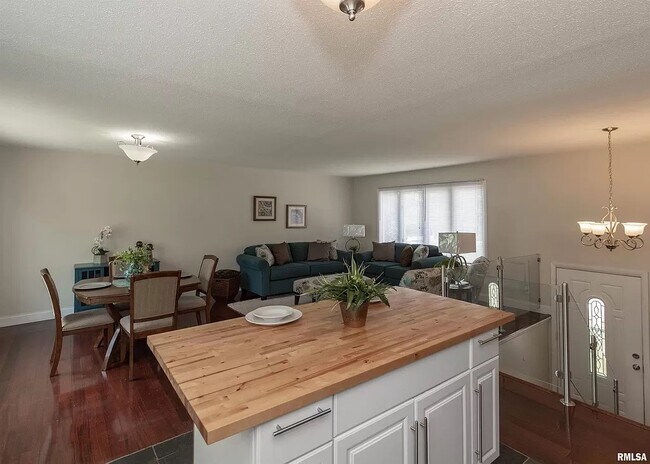 Building Photo - 3621 Oakwood Dr