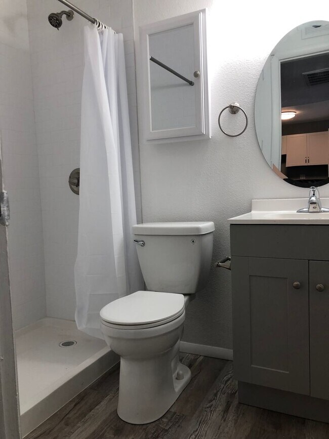 Foto del edificio - 1 Bedroom Condo at Stongate - UTILITIES INCLUDED!