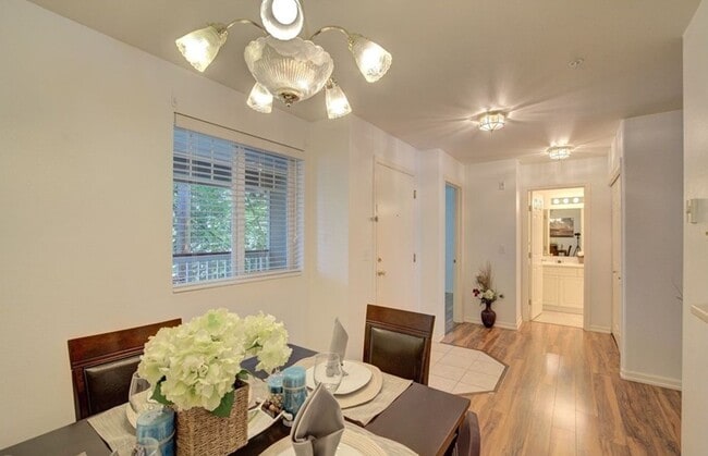 Building Photo - Beautiful 2 bedroom 2 bath Condo Newport W...