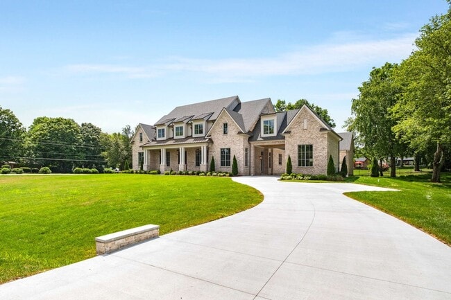 Foto del edificio - 8115 Devens Dr