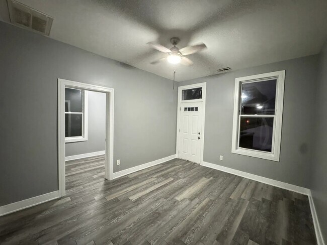 Foto del edificio - 2233 N Southport Ave