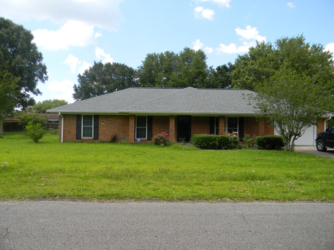 606 Comfort Ln, Jennings, LA 70546 House Rental in Jennings, LA