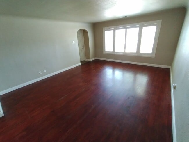 Building Photo - 404 Camellia Way