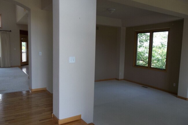 Building Photo - 1094 Ridge W Dr