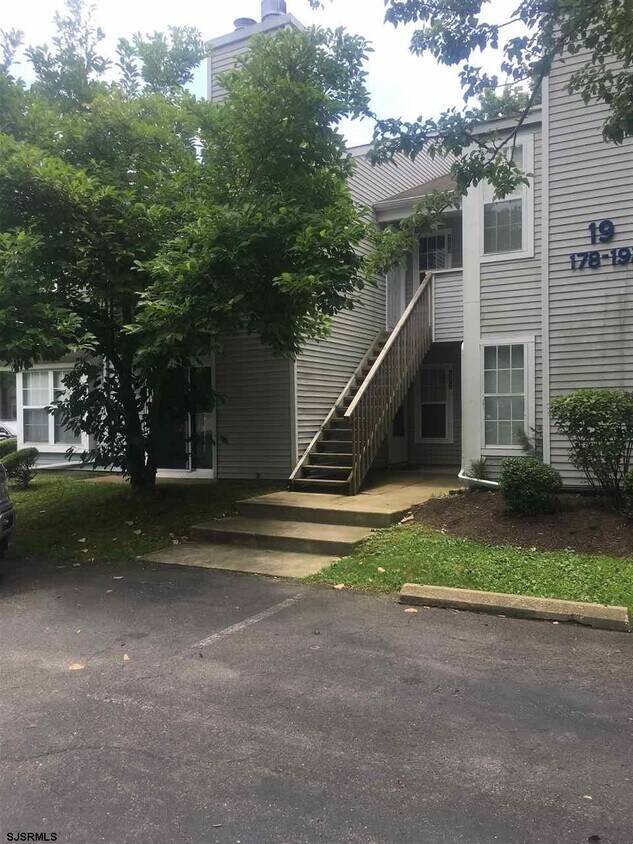 Primary Photo - 182 Meadow Ridge Rd