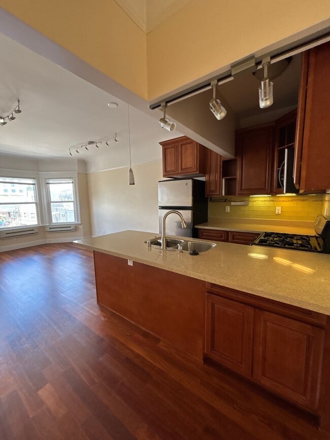 Photo - 622-624 Shrader St Apartment