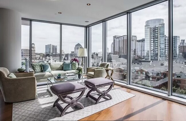 Building Photo - 2900 McKinnon-10205
