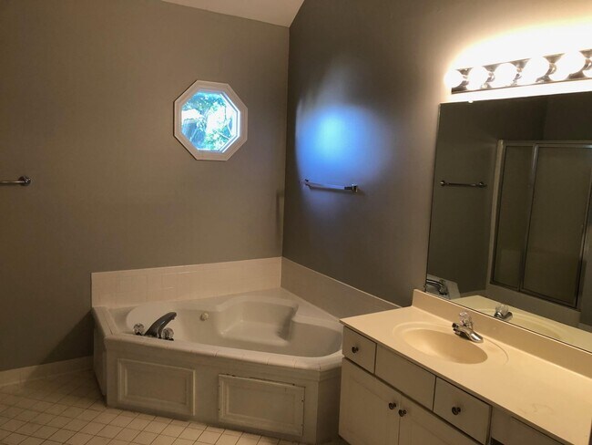 Foto del edificio - 704 Calloway Ct