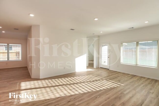 Building Photo - 7727 Jasmine Chase Dr