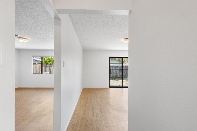 Foto del edificio - 1256 Rosewood Way