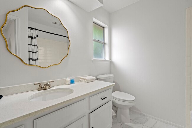 Building Photo - 604 Lochnell Dr