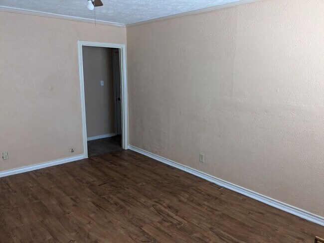 Foto del edificio - 3 Bed 1 Bath with fenced yard, laundry room, and new HVAC