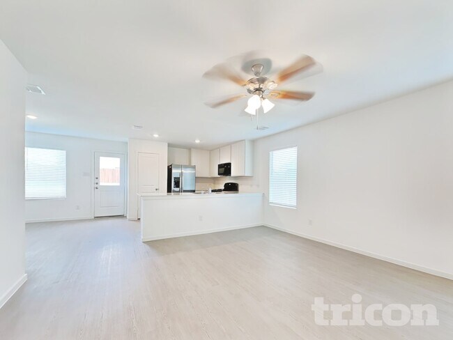 Building Photo - 1620 Parlier St