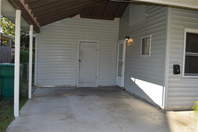 Building Photo - 2605 Lancaster Ln