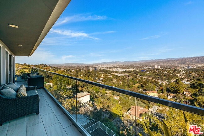 Building Photo - 7191 Pacific View Dr