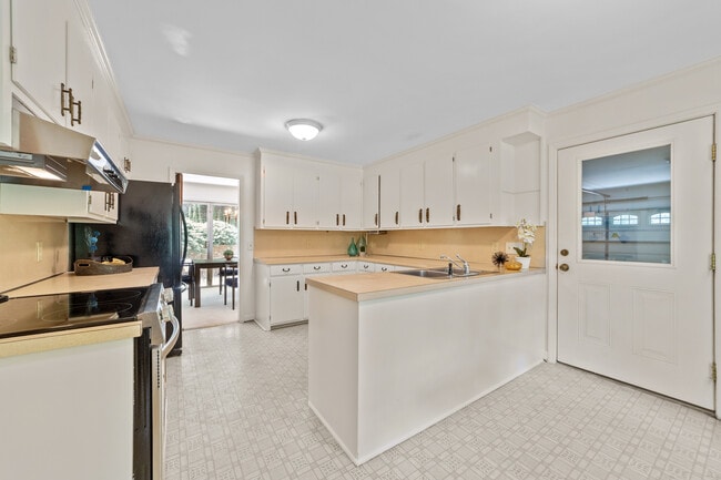 Cocina - 2117 N Lakeshore Dr