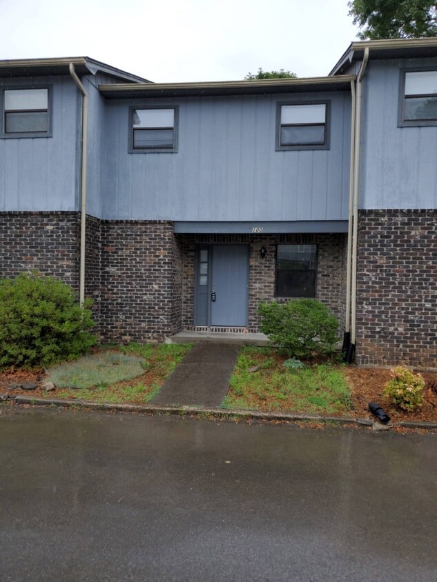 Primary Photo - 100 Hampshire Cir
