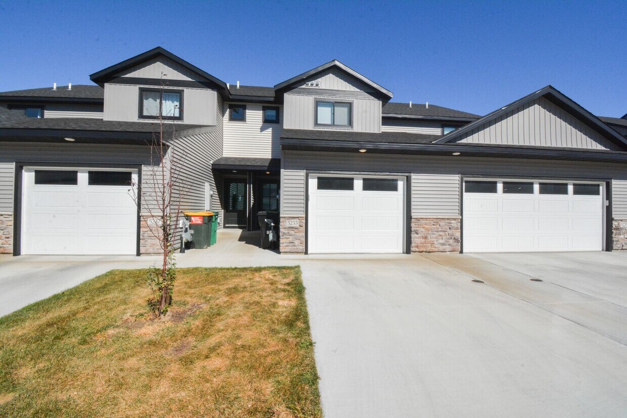 Primary Photo - Spacious 3 Bed, 3.5 Bath Townhome with Mod...