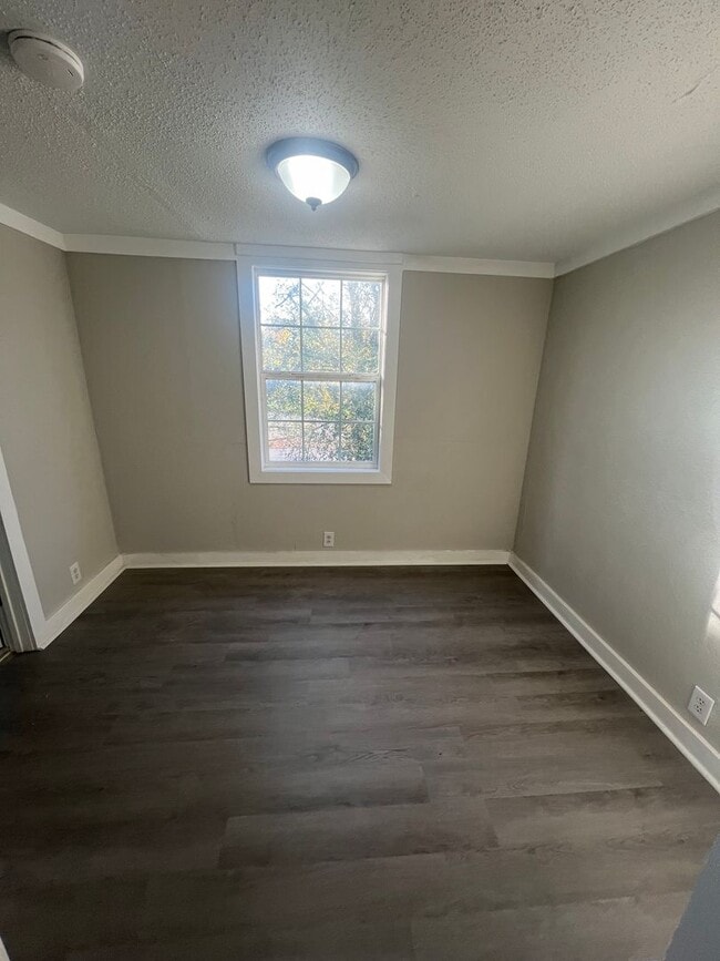 Building Photo - Newly renovated units and common areas!