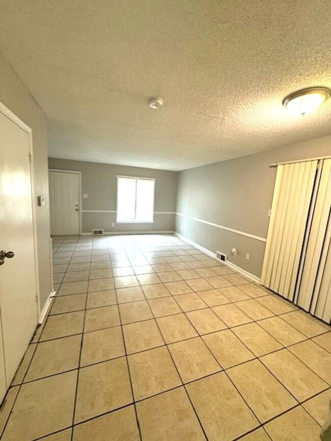 Building Photo - Beautifully Renovated Townhome in Whitehav...
