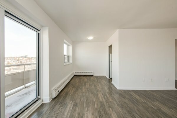 Photo du bâtiment - Bright and Spacious Apartments at Keele and Lawrence