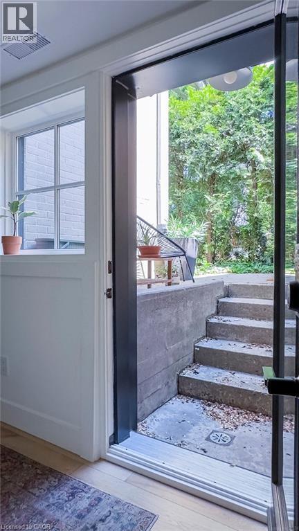 Photo du bâtiment - 64 Undermount Ave