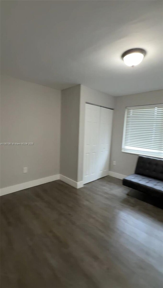 Foto del edificio - 586 NW 48th St