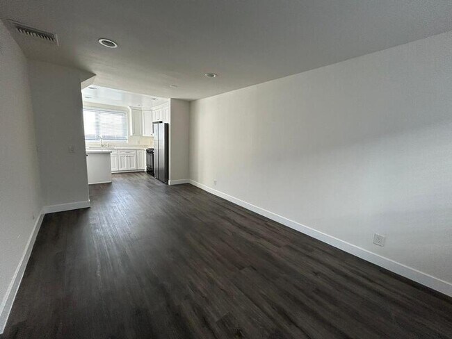 Building Photo - 619 S Kingsley Dr