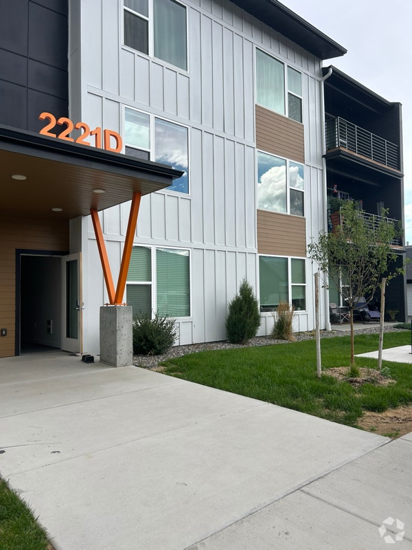 Building Photo - 2221 Willow Dr