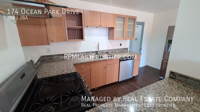 Building Photo - Stylish 3 Bedroom Townhome with a Fenced Y...