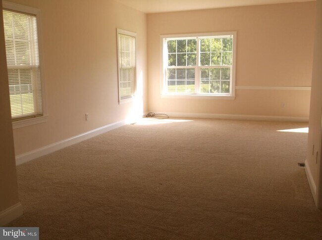 Building Photo - 274 Maple Ct