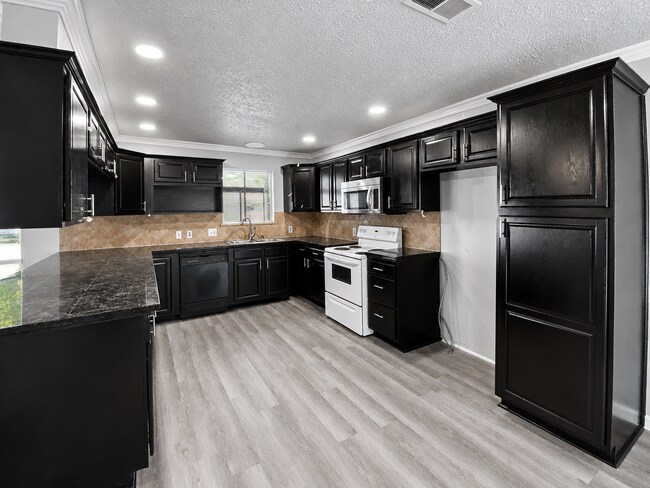 Foto del edificio - Freshly Renovated Home with HUGE backyard!