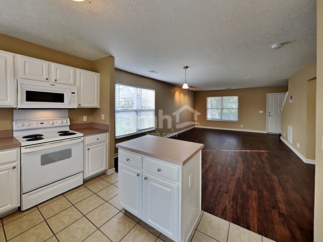 Foto del edificio - 1700 Stone Hollow Ct