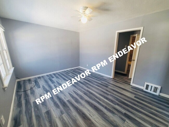 Building Photo - 1/2 off one month rent ! 3 Bed w Basement,...