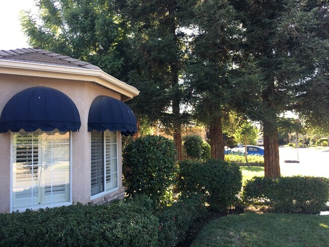 Foto del edificio - GORGEOUS CLOVIS UNIFIED 4 BEDROOM HOME!