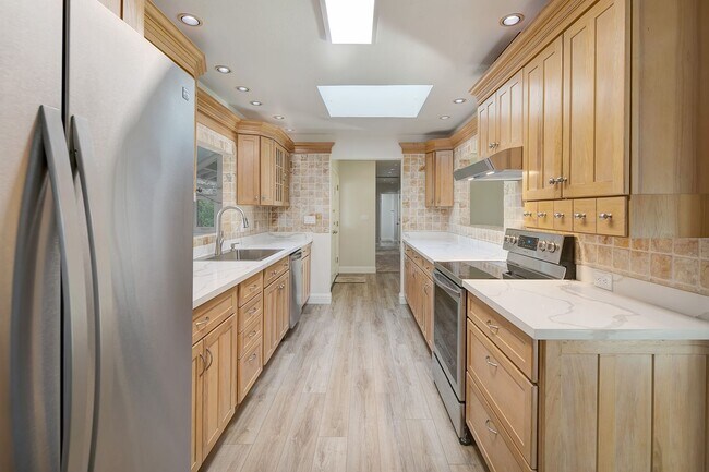 Building Photo - Rarely available Ivy Drive home for Lease!