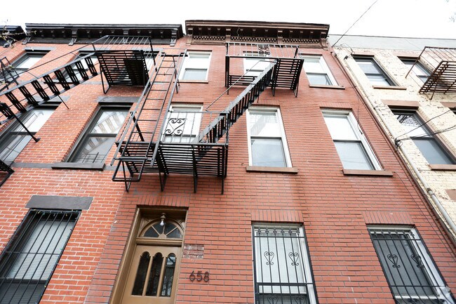 Building Photo - 658 Henry St