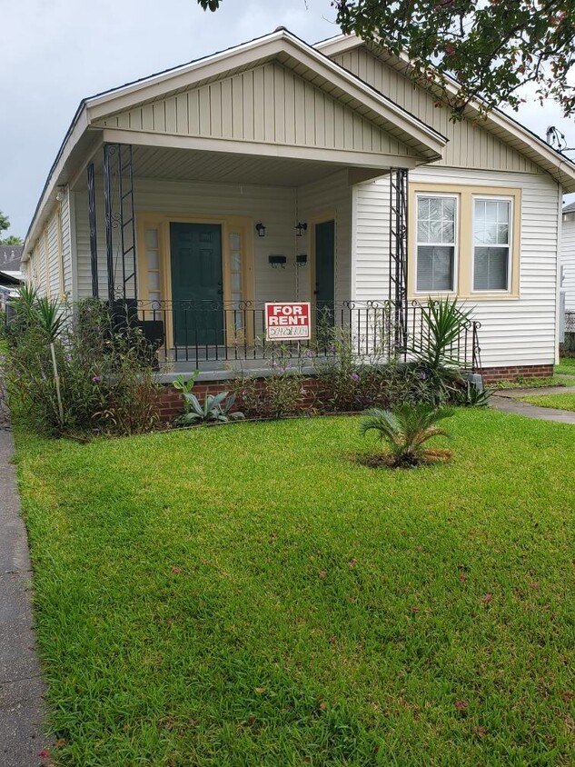 Manicured front yard - 4907 Mandeville St