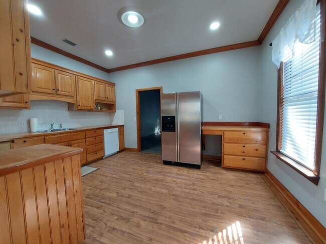 Building Photo - 4296 Whispering Oaks Dr