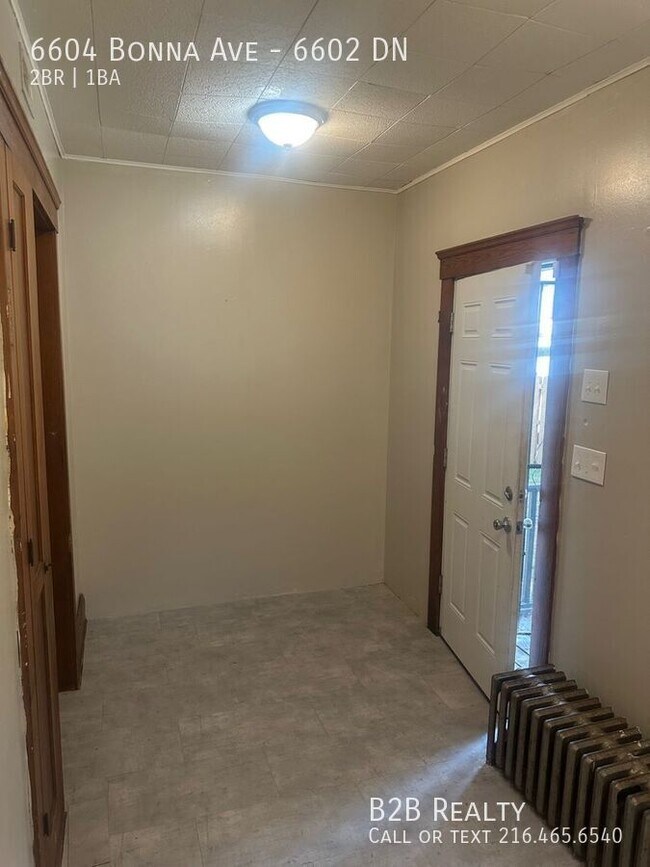 Foto del edificio - 6604 Bonna Ave