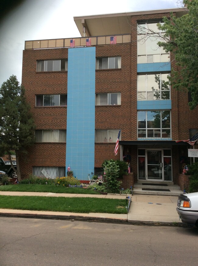 entrance on washington - Briarwood Apartment Homes