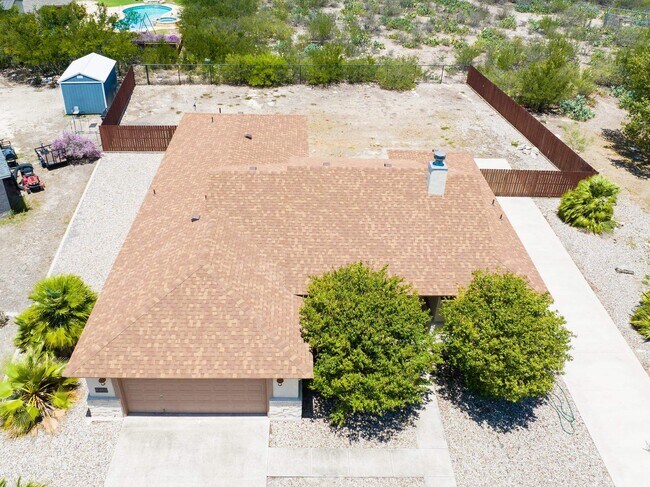 Building Photo - 405 El Lago Camino