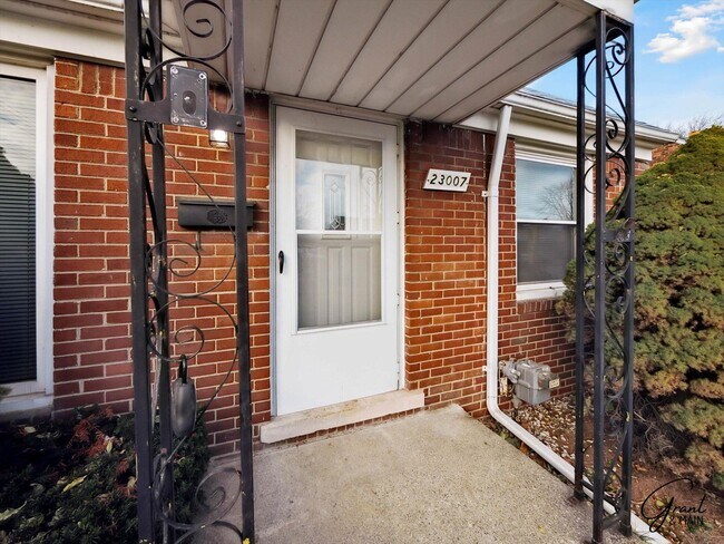Foto del edificio - 23007 Brittany Ave