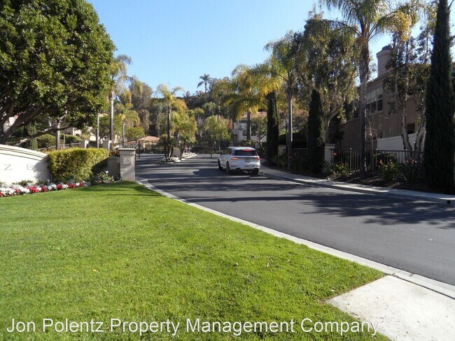 Building Photo - 3 br, 2 bath House - 460 S. San Vicente Ln.