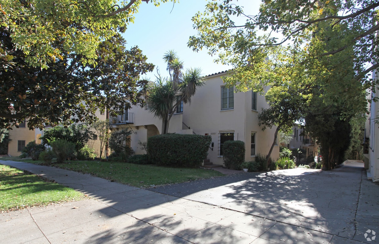 Primary Photo - 3352 Rowena Ave