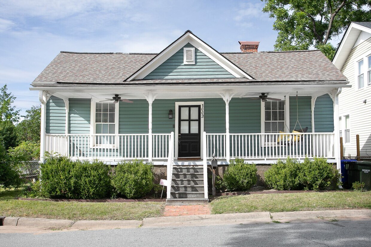 Foto principal - Gorgeous Historic 3 bed 2 bath at Golden B...